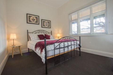 Cowan Street Bungalow - Accommodation ACT 4