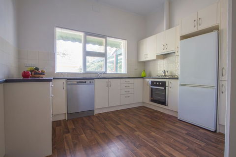Cowan Street Bungalow - Accommodation ACT 11
