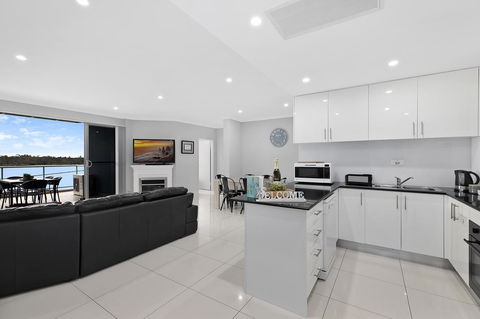 Lakeside Waterfront Apartment The Entrance - Accommodation ACT 3