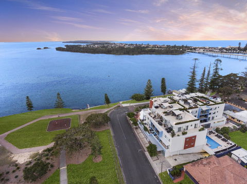 Lakeside Waterfront Apartment The Entrance - Accommodation ACT 17
