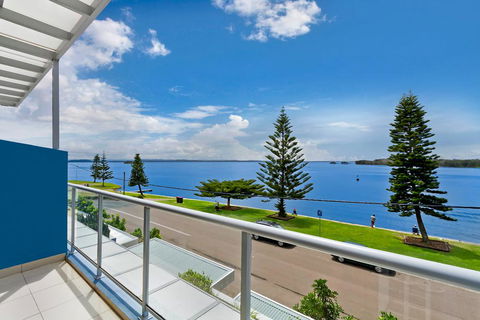 Lakeside Waterfront Apartment The Entrance - Accommodation ACT 33