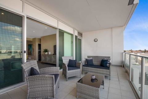 Port Adelaide Executive Waterfront Apartment - Accommodation ACT 24