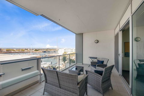 Port Adelaide Executive Waterfront Apartment - Accommodation ACT 25