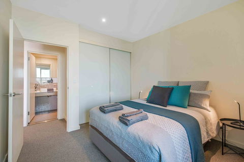 Port Adelaide Executive Waterfront Apartment - Accommodation ACT 3