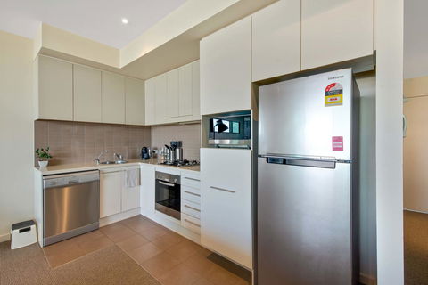 Port Adelaide Executive Waterfront Apartment - Accommodation ACT 6
