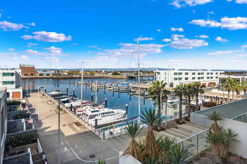 Port Adelaide Executive Waterfront Apartment - Accommodation ACT 0