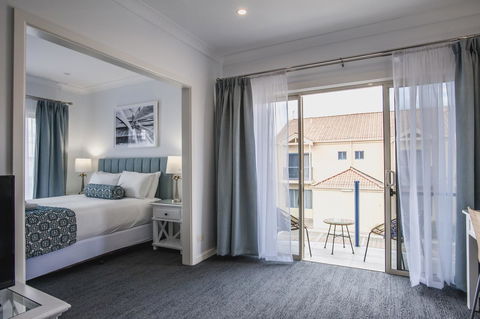 Marina Hotel - Accommodation ACT 8