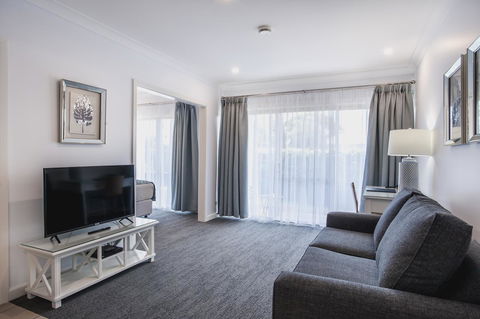 Marina Hotel - Accommodation ACT 24