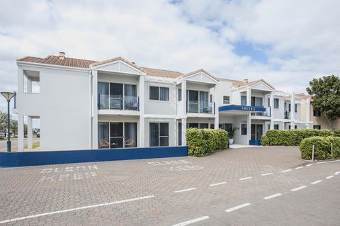 Marina Hotel - Accommodation ACT 19