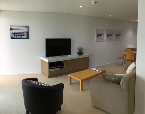 Wallaroo Marina Waterfront Luxe Apartment - Accommodation ACT 6