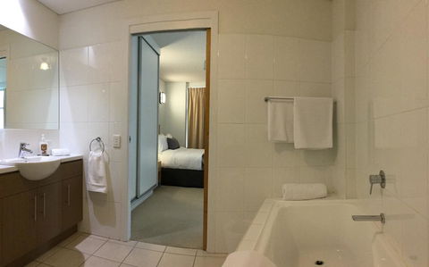 Wallaroo Marina Waterfront Luxe Apartment - Accommodation ACT 16