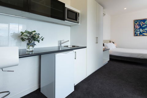Bay 10 - Suites And Apartments - Accommodation ACT 18