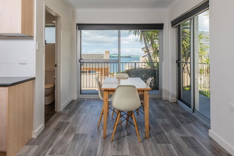 Bay 10 - Suites And Apartments - Accommodation ACT 12