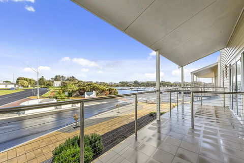 Aloha Waterfront Properties - Accommodation ACT 23