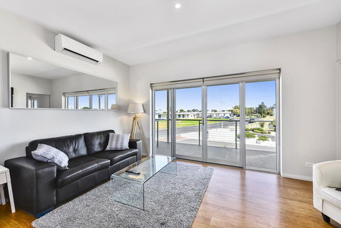Aloha Waterfront Properties - Accommodation ACT 26