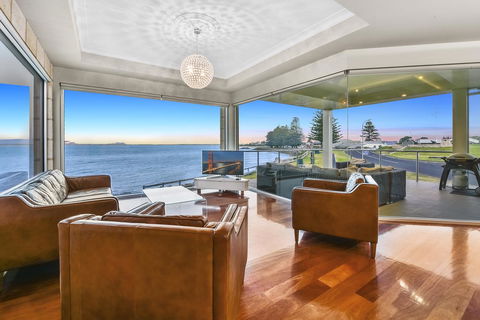 Aloha Waterfront Properties - Accommodation ACT 4