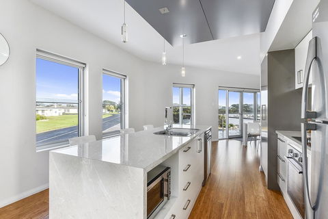 Aloha Waterfront Properties - Accommodation ACT 15