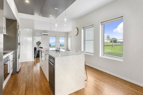 Aloha Waterfront Properties - Accommodation ACT 6
