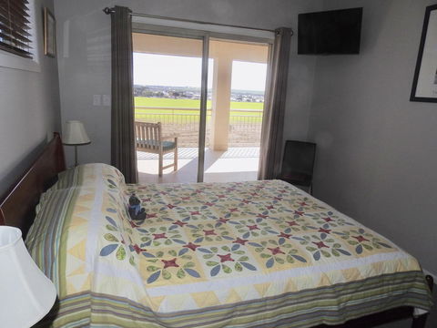 Rezare House Bed & Breakfast - Accommodation ACT 13