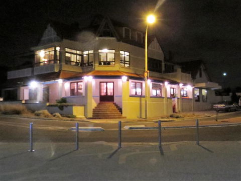 McCloud House - Accommodation ACT 8