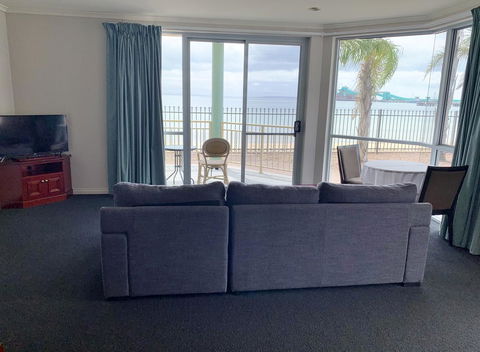 Hilton Beachfront Motel - Accommodation ACT 7
