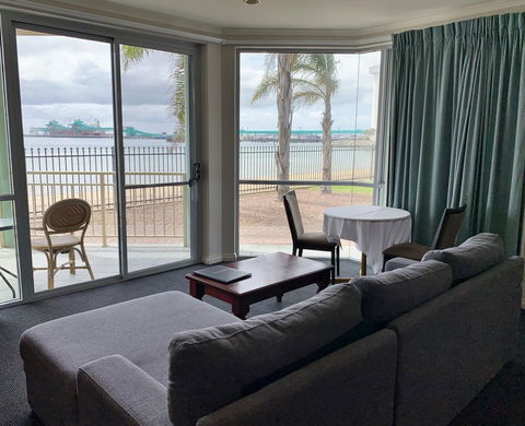 Hilton Beachfront Motel - Accommodation ACT 15