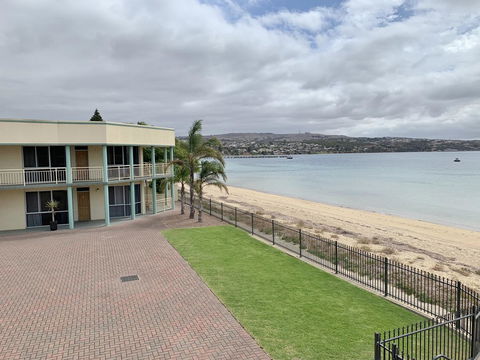 Hilton Beachfront Motel - Accommodation ACT 13