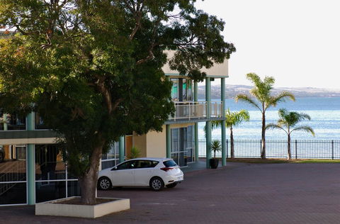 Hilton Beachfront Motel - Accommodation ACT 42