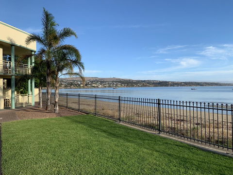 Hilton Beachfront Motel - Accommodation ACT 4