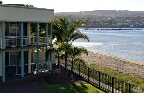 Hilton Beachfront Motel - Accommodation ACT 40