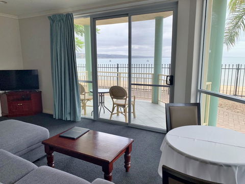 Hilton Beachfront Motel - Accommodation ACT 3