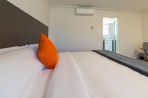 Mick O\'Sheas - Accommodation ACT 15