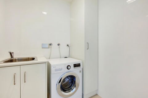 Light And Spacious, Stunning Views Of Adelaide - Accommodation ACT 10