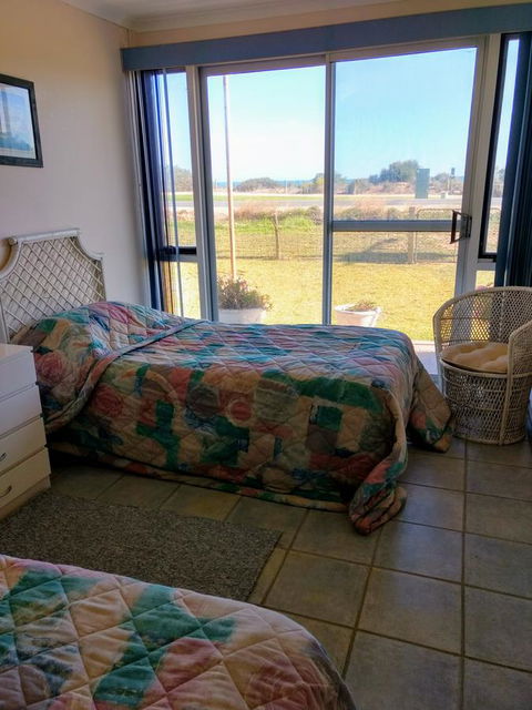 Seafront Shack - Accommodation ACT 8