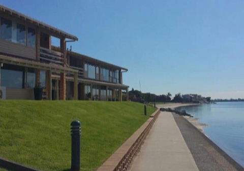 Lakeside - Accommodation ACT 4