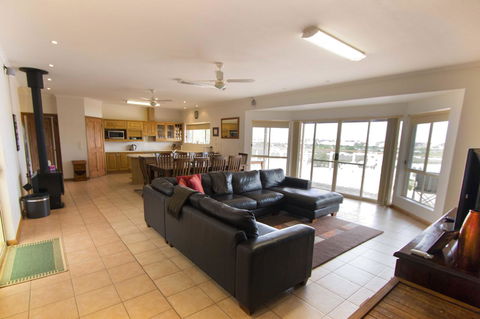 Limestone Ridge - Accommodation ACT 4