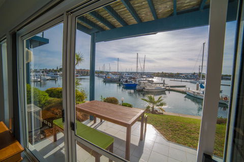 Marina Reflections - Accommodation ACT 7