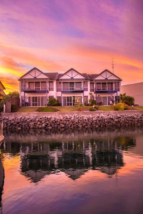 Marina Reflections - Accommodation ACT 10