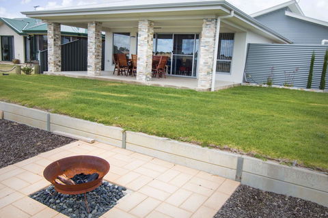 Brock's Base - Accommodation ACT 5