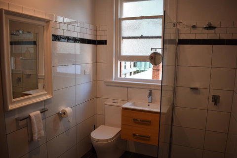 Ambassadors Hotel - Accommodation ACT 18