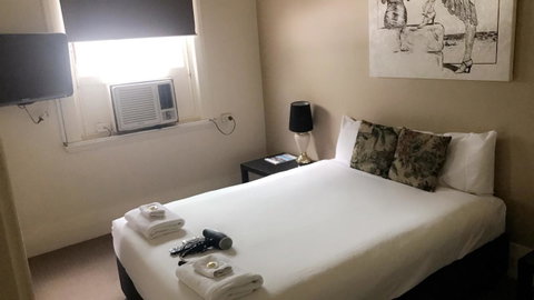 Ambassadors Hotel - Accommodation ACT 33
