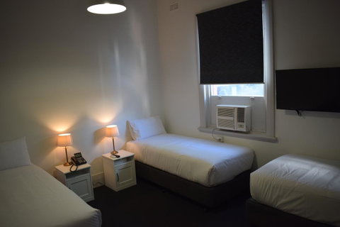 Ambassadors Hotel - Accommodation ACT 17