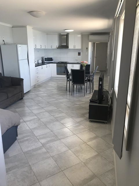 Beachside & Jetty View Apartment 6 - Captain\'s Apt - Accommodation ACT 4