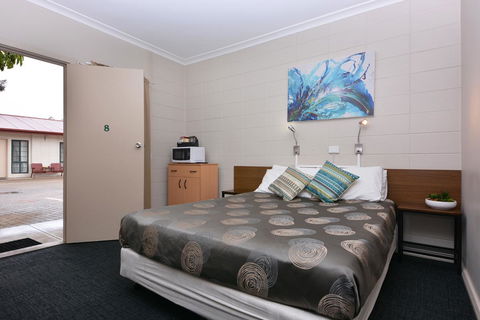 Motel Poinsettia - Accommodation ACT 25