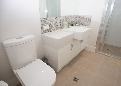 Yaran Suites - Accommodation ACT 5