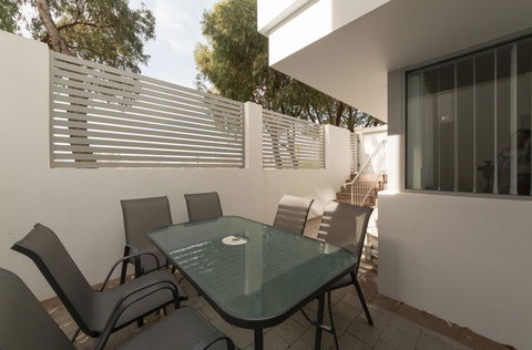 Yaran Suites - Accommodation ACT 21