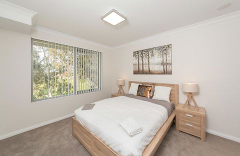 Yaran Suites - Accommodation ACT 12