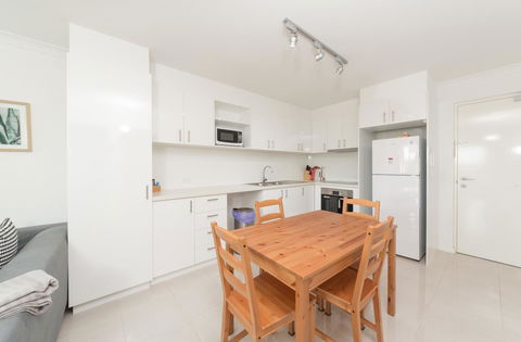 Yaran Suites - Accommodation ACT 41