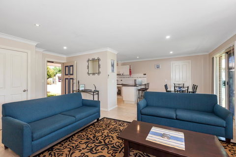 Colonial Court Villas - Accommodation ACT 20
