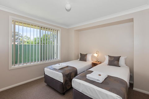 Colonial Court Villas - Accommodation ACT 37